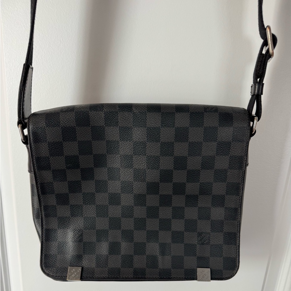 Louis Vuitton District PM Messenger – Damier Graphite